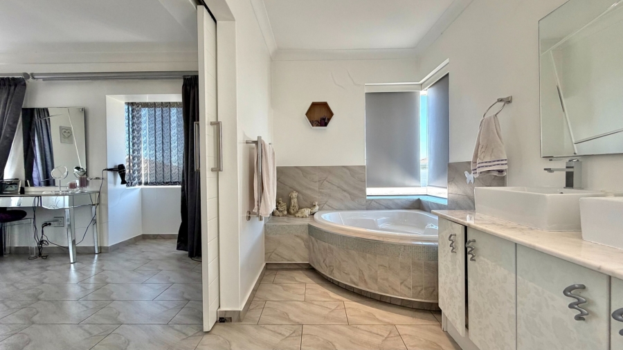 4 Bedroom Property for Sale in La Montagne Western Cape